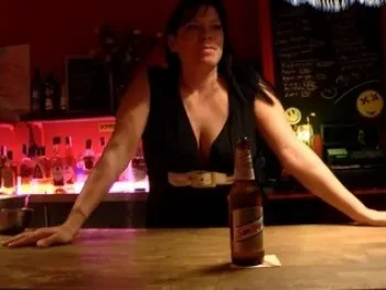 Camarera De Pub De Dia, Zorron Tetona De Noche. Giny, Esa Simpatica Chica Que Igual Te Sirve Las Birras En Su Bar, Que Te Folla En Su Casa