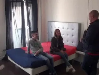 Noelia y Su Primera Polla Delante De Una Camara. Se Corrio Como Una Loca, Su Conito Le Chorreaba