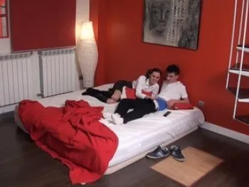Hacemos Un Trio Con El Conserje De Los Apartamentos De Alquiler. !Que Dificil Resistirse a Una Mamada De Ainara!