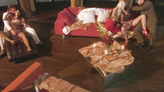 Dee Hosts Her Friends For a Dinner Party