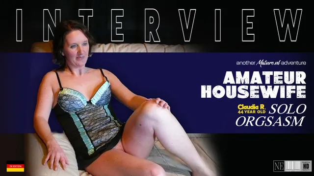 Amateur Housewife Claudia loves to orgasm!