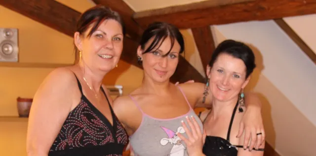 Sexy MILF loves to play with her pussy