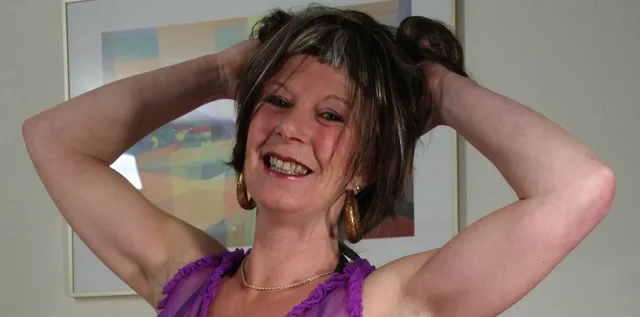 Curvy matre amateur MILF with high heels