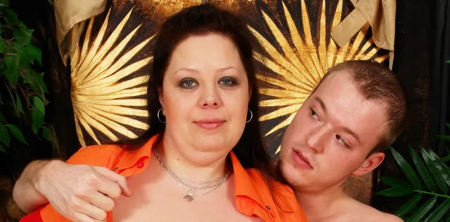 Horny mom Maxina enjoys a dick filling up her vagina