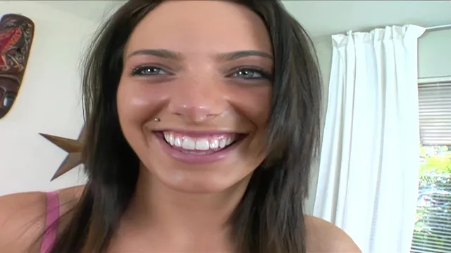 This chic got her tongue pierced to give better blowjobs