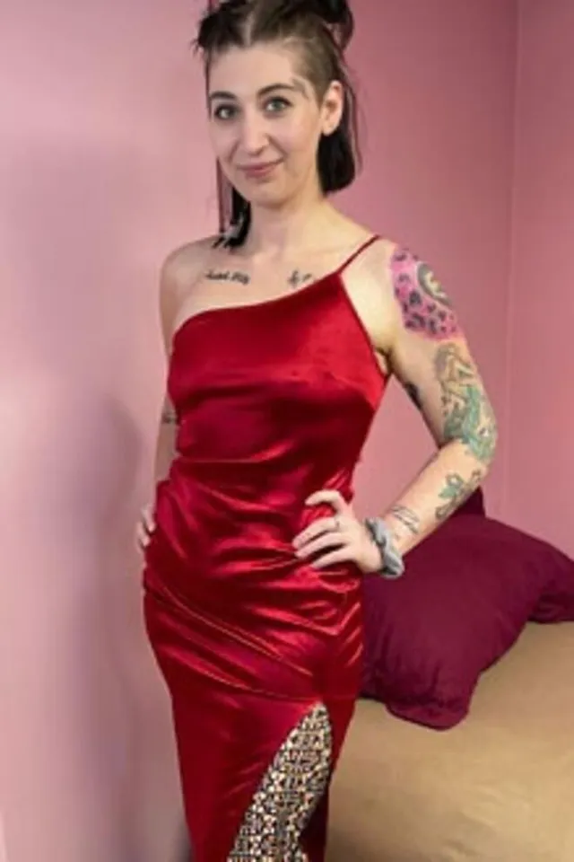 Punky Princess Stuffs A Dildo In Her Muff